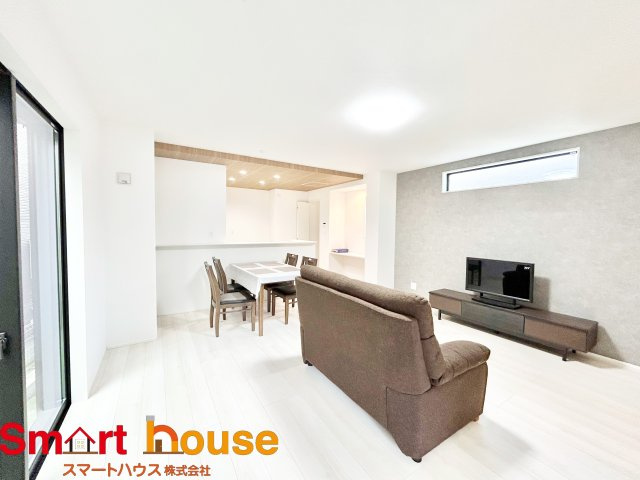 【居間・リビング】 | 綾瀬市落合南　新築5棟 | オープンでのびやかな空間を生み出す、こだわりの広がりとゆとり。家族と過ごす時間を大切にしたい方にぴったりの明るくゆとりある住空間です。