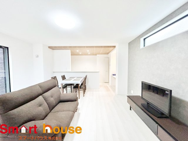 【居間・リビング】 | 綾瀬市落合南　新築5棟 | ここにはみんなが集い、食事と楽しい会話が始まる。話に夢中になりすぎて、ついつい時を忘れてしまう。そんな束の間の幸せを感じさせてくれる場所。