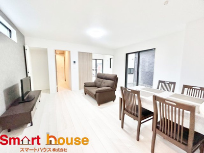 【居間・リビング】 | 綾瀬市落合南　新築5棟 | 大切なご家族が集まるからこそＬＤＫはこだわりたい！休日はおひさまの光をたっぷりと取りこめるリビングでゆったりと過ごしませんか？子供たちが元気に笑いながら走り回っても十分な広さの空間です。