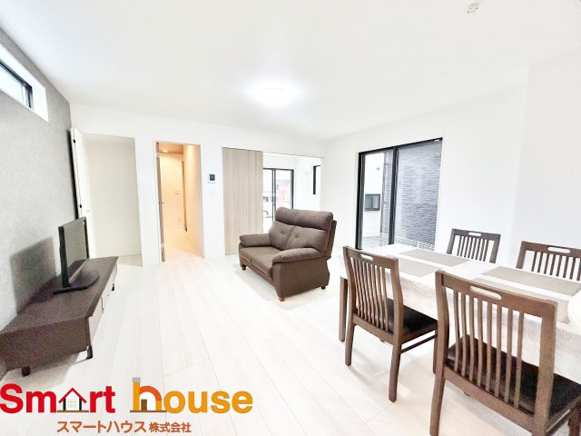 【居間・リビング】 | 綾瀬市落合南　新築5棟 | 大切なご家族が集まるからこそＬＤＫはこだわりたい！休日はおひさまの光をたっぷりと取りこめるリビングでゆったりと過ごしませんか？子供たちが元気に笑いながら走り回っても十分な広さの空間です。