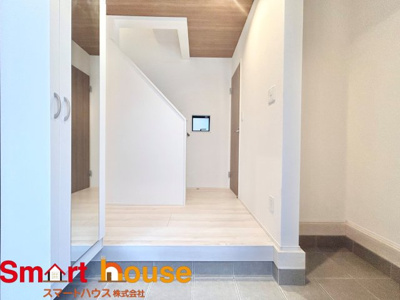 【玄関】 | 綾瀬市落合南　新築5棟 | 玄関から見た家の中です！