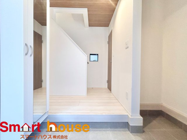 【玄関】 | 綾瀬市落合南　新築5棟 | 玄関から見た家の中です！