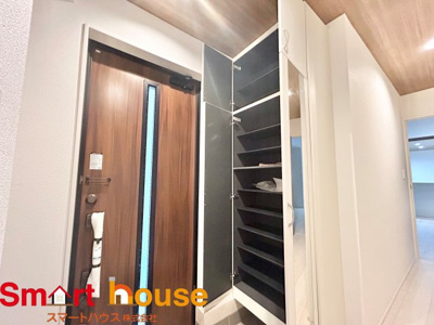 【玄関】 | 綾瀬市落合南　新築5棟 | 大型のシューズボックスがあるだけで靴を収集している方も大家族でも安心！
置きっぱなしの靴を収納できるので玄関がスッキリ！