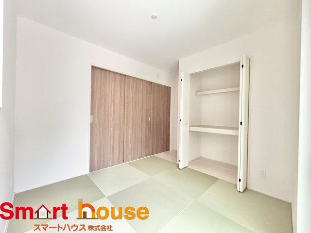 【和室】 | 綾瀬市落合南　新築5棟 | 来客の際には、LDKと和室の間の扉を開けることで、開放感あふれる空間に！
どちらの居室にも大きな窓がある為、リビング全体が明るい陽光に包まれます。