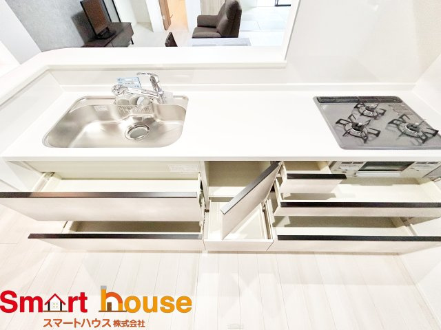 【キッチン】 | 綾瀬市落合南　新築5棟 | 大容量収納付きキッチンは、調味料などをスッキリさせ綺麗な空間で気持のいい料理を手助けします！