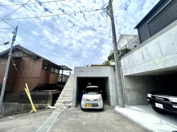 横浜市鶴見区下末吉５丁目の新築一戸建の前面道路含む現地写真|車通りが少ない為、小さなお子様にも安心です。
是非一度、現地へ起こしください。

