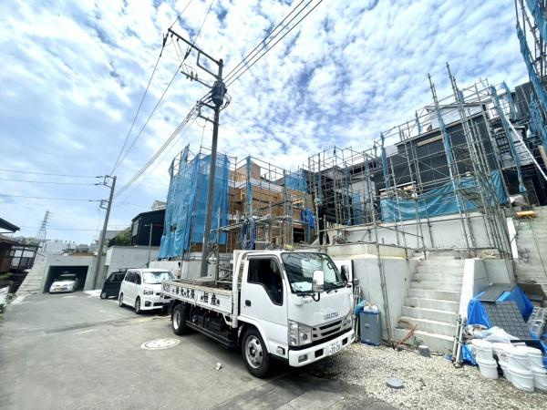 横浜市鶴見区下末吉５丁目の新築一戸建の前面道路含む現地写真|同仕様物件のご案内をさせて頂きます。
お車でご自宅まで送迎承ります。