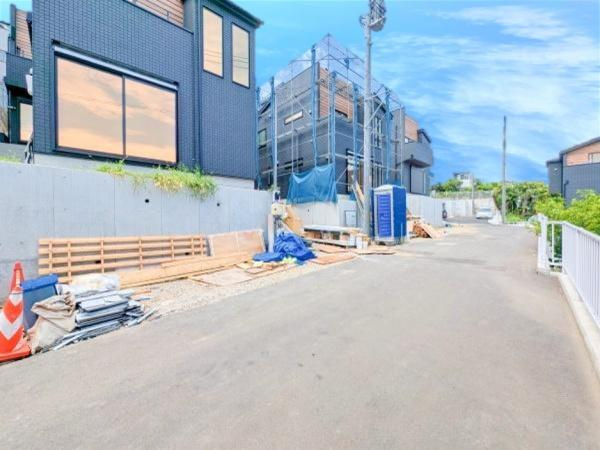 横浜市鶴見区下末吉５丁目の新築一戸建の前面道路含む現地写真|車通りが少ない為、小さなお子様にも安心です。
是非一度、現地へ起こしください。

