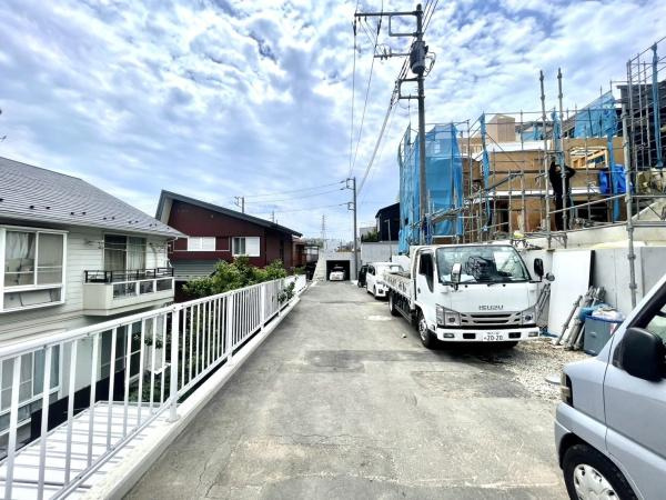 横浜市鶴見区下末吉５丁目の新築一戸建の前面道路含む現地写真|落ち着いた街並みになります。
是非一度、現地へお越しください。 
ご自宅までの送迎もいたします