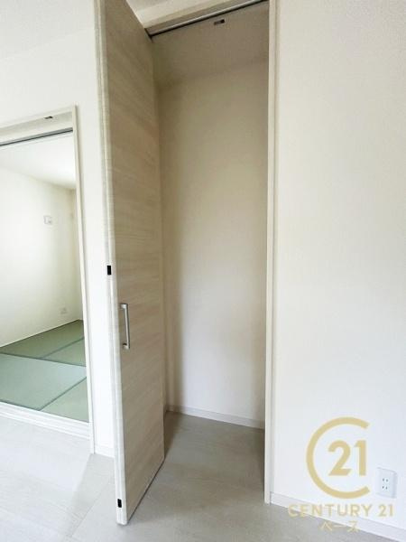 リーブルガーデン宝来 １号棟 ／新築一戸建の収納|■現地撮影写真■リビングにも便利な収納スペースを完備！