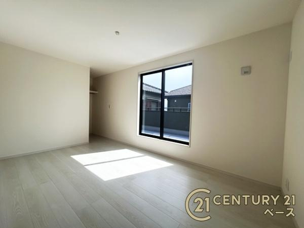 リーブルガーデン宝来 １号棟 ／新築一戸建の洋室|■現地撮影写真■バルコニーに面した開放感のあるお部屋です！