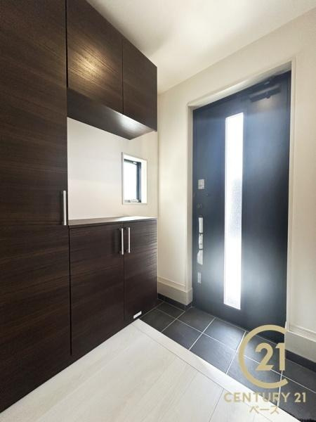 リーブルガーデン宝来 １号棟 ／新築一戸建の玄関|■現地撮影写真■玄関には大容量シューズボックス完備！