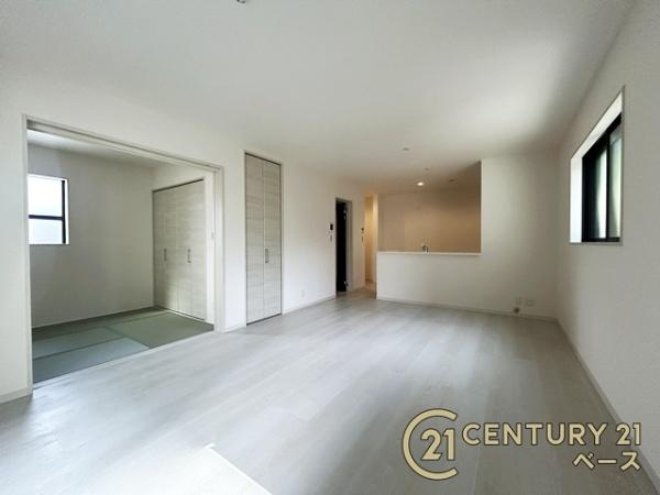 リーブルガーデン宝来 １号棟 ／新築一戸建の居間・リビング|■現地撮影写真■ご家族でくつろいでいただける１７帖の広々としたリビング！