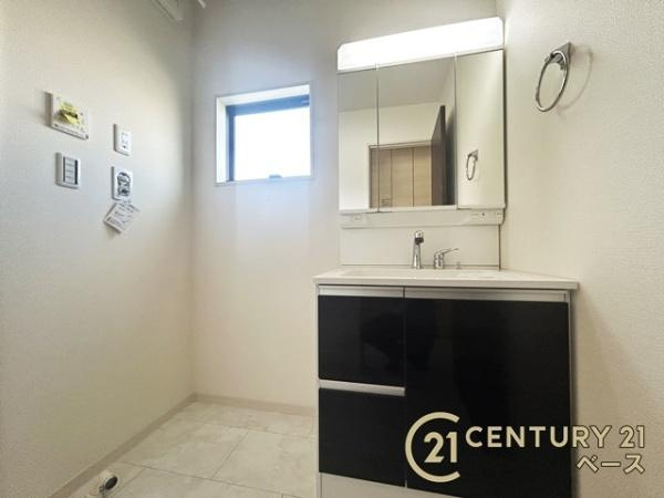 リーブルガーデン宝来 １号棟 ／新築一戸建の独立洗面台|■現地撮影写真■三面鏡タイプのミラーキャビネット！収納スペースも豊富です！
