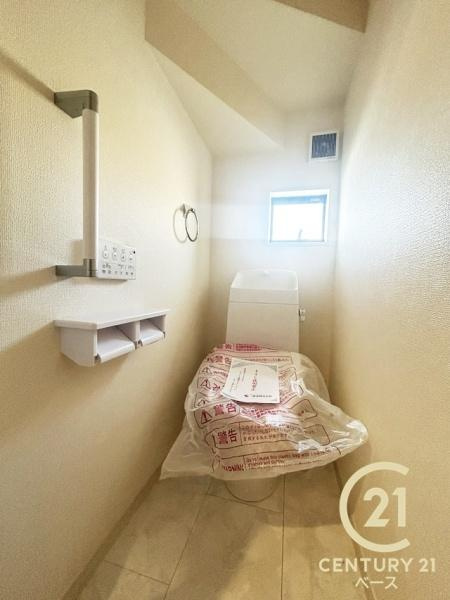 リーブルガーデン宝来 １号棟 ／新築一戸建のトイレ|■現地撮影写真■１・２階ともに清潔感ある綺麗なお手洗を完備！