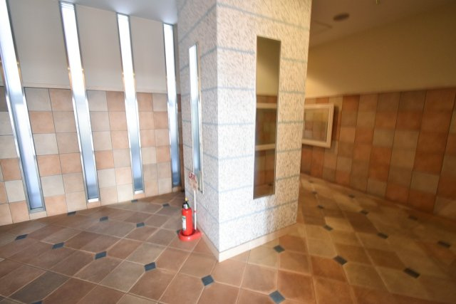 ダイドーメゾン阪神西宮駅前のロビー