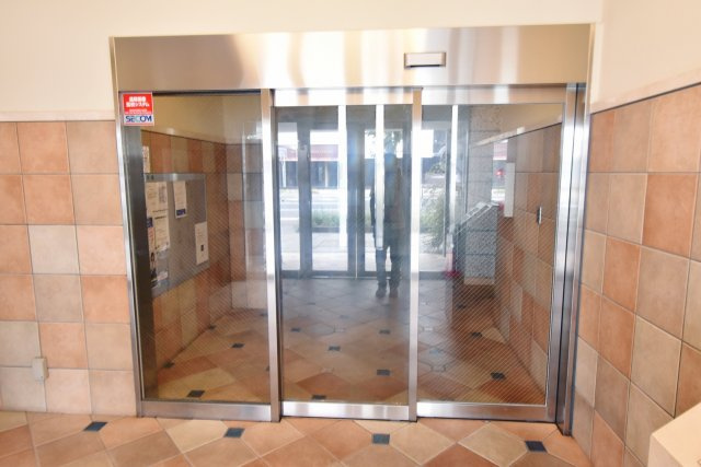 ダイドーメゾン阪神西宮駅前のエントランス