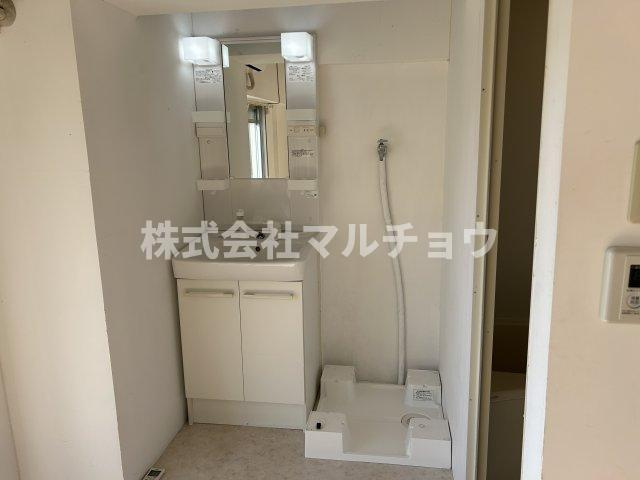 ヴィラナリー田辺　2の洗面所|明るい洗面所です