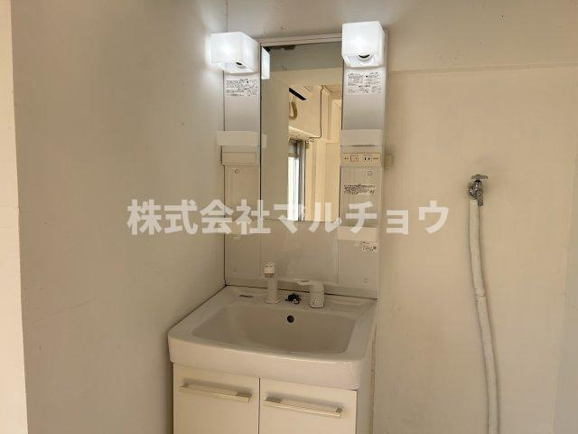 ヴィラナリー田辺　2の独立洗面台|朝の支度にも助かる、独立の洗髪洗面化粧台