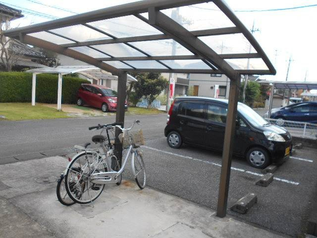 レオパレスピュアベリーのその他|屋根付き駐輪場です。