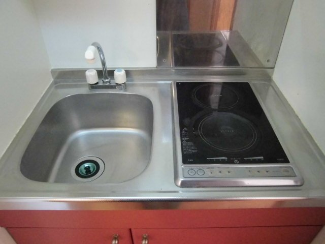 レオパレスコーポシャロームⅡのキッチン|二口電気コンロです。