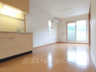 安芸高田市吉田町吉田のアパートの居間・リビング|エアコン付き