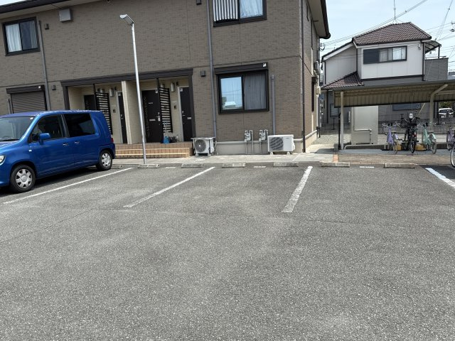 WIT　NANAの駐車場