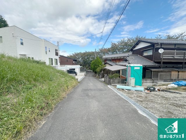 湖南市柑子袋西　第1期　新築一戸建ての前面道路含む現地写真|周辺は落ち着いた街並みの住宅地！子育てがしやすい住環境です！まだ未完成ですが、現地でしかわからない事もございます。是非一度ご覧ください。