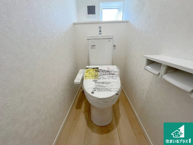 湖南市柑子袋西　第1期　新築一戸建てのトイレ|1・2階の2ヶ所にあるので、朝の忙しい時間の順番待ちもなく、深夜の利用にも大変便利です。