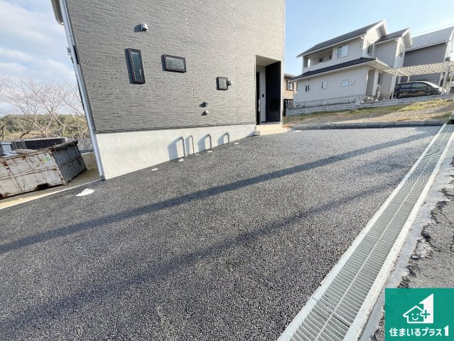 湖南市柑子袋西　第1期　新築一戸建ての駐車場|並列２台駐車可能！ゆとりの駐車スペースで車庫入れもスムーズ！