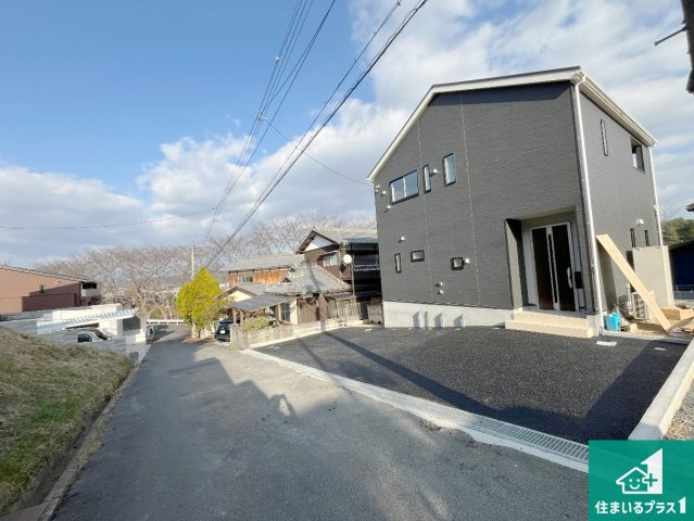 湖南市柑子袋西　第1期　新築一戸建ての前面道路含む現地写真|周辺は閑静な住宅街！前面道路広々で車の出し入れも便利です。駐車が苦手な方でも安心して車庫入れできます！