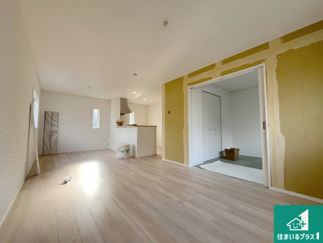 湖南市柑子袋西　第1期　新築一戸建ての居間・リビング|日当たり良好の明るいリビングで朝の目覚めもスッキリできそう！対面キッチンでご家族のコミュニケーションも自然と増える設計！小さなお子様が遊ぶスペースを作っても広々とくつろげるLDK！