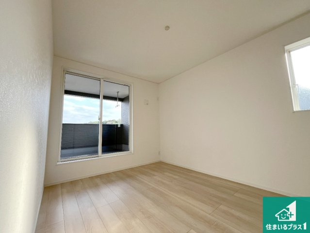 湖南市柑子袋西　第1期　新築一戸建ての洋室|シンプルな洋室は、自分好みのインテリアが楽しめます♪ご家族とインテリアや家具を選びに行くのは新築購入時の醍醐味の一つです。ぜひお楽しみください♪