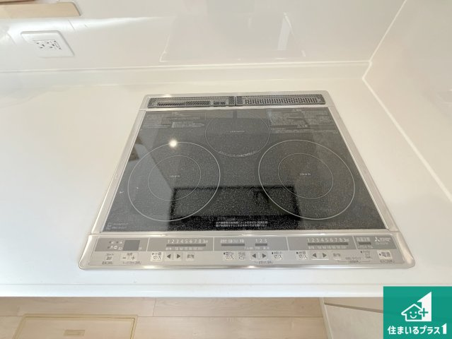 湖南市柑子袋西　第1期　新築一戸建ての設備|火を使わないので、安心なＩＨコンロ！でこぼこが無い構造なので、掃除もしやすく清潔に保てます！