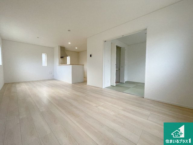 湖南市柑子袋西　第1期　新築一戸建ての居間・リビング|日当たり良好の明るいリビングで朝の目覚めもスッキリできそう！対面キッチンでご家族のコミュニケーションも自然と増える設計！小さなお子様が遊ぶスペースを作っても広々とくつろげるLDK！