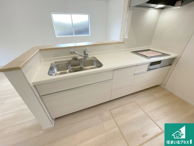 湖南市柑子袋西　第1期　新築一戸建てのキッチン|リビングと統一感があり、使い勝手のいいキッチン。広々としているので、二人並んで作業が出来ちゃいます。お子様と一緒に色々なお料理に挑戦できるスペースがあります。