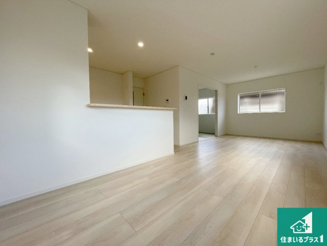 湖南市柑子袋西　第1期　新築一戸建ての居間・リビング|シンプルなリビングは、観葉植物等のインテリアを楽しめますね！パパ好みにも、ママ好みにも家具次第で雰囲気を変えることができます！