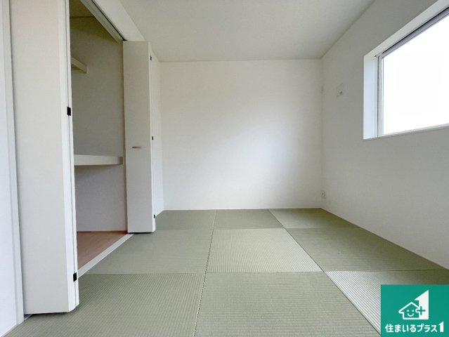 湖南市柑子袋西　第1期　新築一戸建ての和室|一室あると便利な和室は客間としてだけでなく、小さなお子様のプレイルームや食後のくつろぎスペースとしてもご利用いただけます。収納もついていますので大活躍間違いなし！