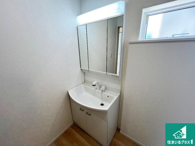 野洲市六条　第1期　新築一戸建ての独立洗面台|清潔感のある洗面台です。フラットな鏡は掃除がしやすく毎日清潔！鏡裏には収納があるのでスッキリとした洗面台が保てます。