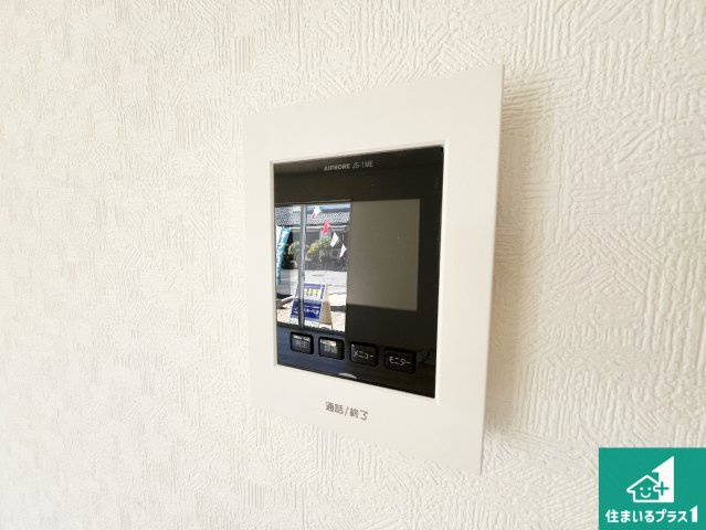 野洲市六条　第1期　新築一戸建ての防犯設備|カラーモニターインターホン！声だけでなく来訪者の姿や顔がモニターで確認できるので、小さなお子様がいらっしゃるご家庭でも安心できます！