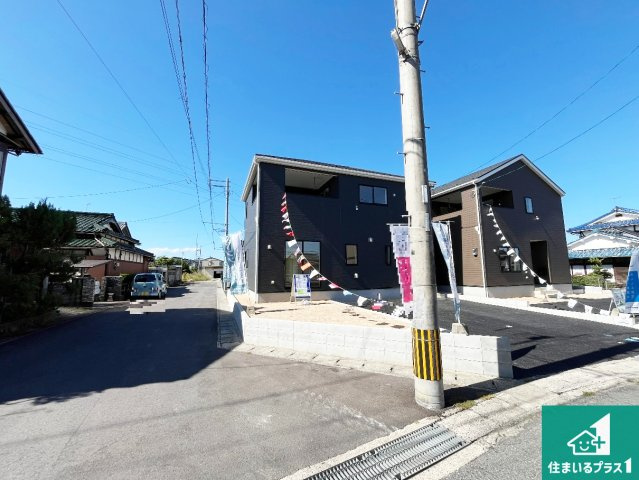 野洲市六条　第1期　新築一戸建ての前面道路含む現地写真|周辺は閑静な住宅街！前面道路広々で車の出し入れも便利です。駐車が苦手な方でも安心して車庫入れできます！