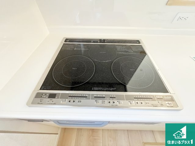 野洲市六条　第1期　新築一戸建ての設備|火を使わないので、安心なＩＨコンロ！でこぼこが無い構造なので、掃除もしやすく清潔に保てます！