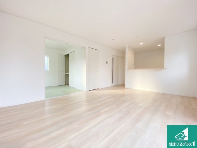 野洲市六条　第1期　新築一戸建ての居間・リビング|シンプルなリビングは、観葉植物等のインテリアを楽しめますね！パパ好みにも、ママ好みにも家具次第で雰囲気を変えることができます！