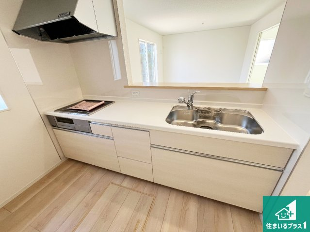 野洲市六条　第1期　新築一戸建てのキッチン|リビングと統一感があり、使い勝手のいいキッチン。広々としているので、二人並んで作業が出来ちゃいます。お子様と一緒に色々なお料理に挑戦できるスペースがあります。