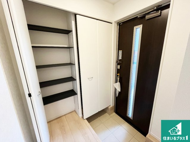 野洲市六条　第1期　新築一戸建ての玄関|シューズボックスにはたくさんの靴が収納できるので玄関周りはいつもスッキリ！ご家族が増えても安心！