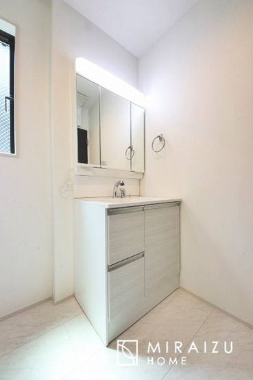 【独立洗面台】 | 高級感漂う洗面台です。鏡の後ろの収納棚もとても充実しております。コスメが大好きな奥様も、女子力高いご主人様もきっとご満足いただける収納力です。三面鏡なので、ヘアセットにも便利です。
