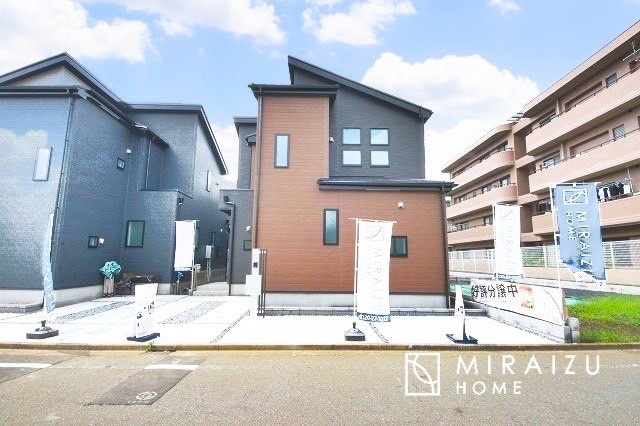 【外観】 | 青く澄み渡った綺麗な空と、陽の光をたっぷりと受ける、そんな新築住宅で新生活をスタートしてみませんか？見学・ご相談等、ミライズホーム(株)までお気軽にご連絡下さい。
