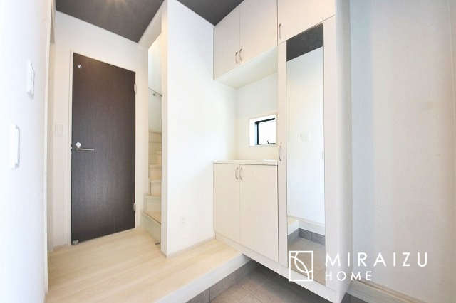 【玄関】 | 心も体も癒されるゆったりと落ち着いた洋室。窓が多いつくりになっています。窓が多いと明るい空間を保ち、室内へ気持ちの良い風も取り込んでくれます。