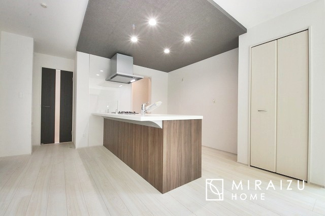 【居間・リビング】 | 小鳥の鳴き声で目覚める朝、爽やかな風が入ります。太陽の陽射しでお洗濯物がカラッと乾き、気持ちの良い洋服とお布団で快適に過ごせます。