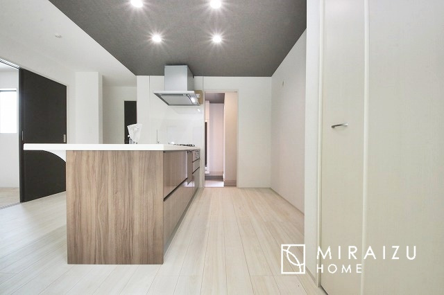 【キッチン】 | 収納あり、自然な採光ありの洋室。家族みんなが気持ち良く目覚められる、過ごしやすい主寝室などにもお勧め。もちろん、ペットもご一緒に。